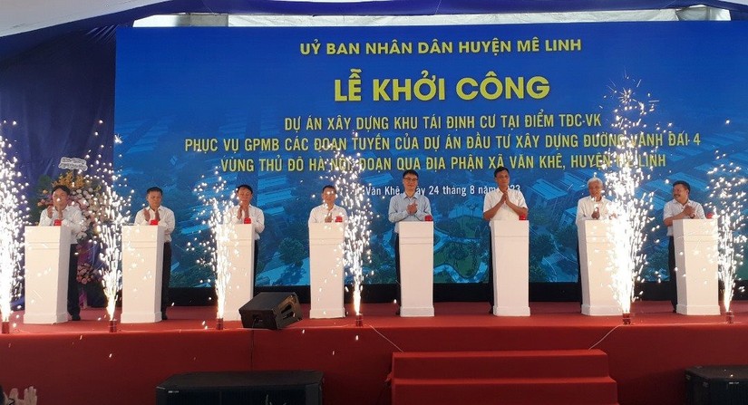 L&atilde;nh đạo huyện M&ecirc; Linh thực hiện nghi thức bấm n&uacute;t khởi c&ocirc;ng dự &aacute;n. Nguồn: H&agrave; Nội Mới.