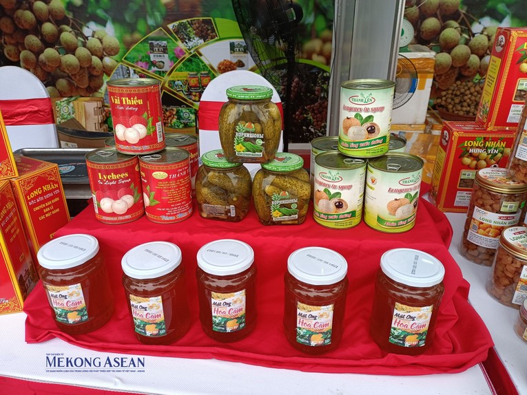 Ngo&agrave;i nh&atilde;n tươi, c&aacute;c hợp t&aacute;c x&atilde;, Trang Nhà Cái 555win.com - Đăng Nhập +555k c&ograve;n mang c&aacute;c sản phẩm chế biến từ nh&atilde;n đến hội chợ. Ảnh: L&ecirc; Hồng Nhung