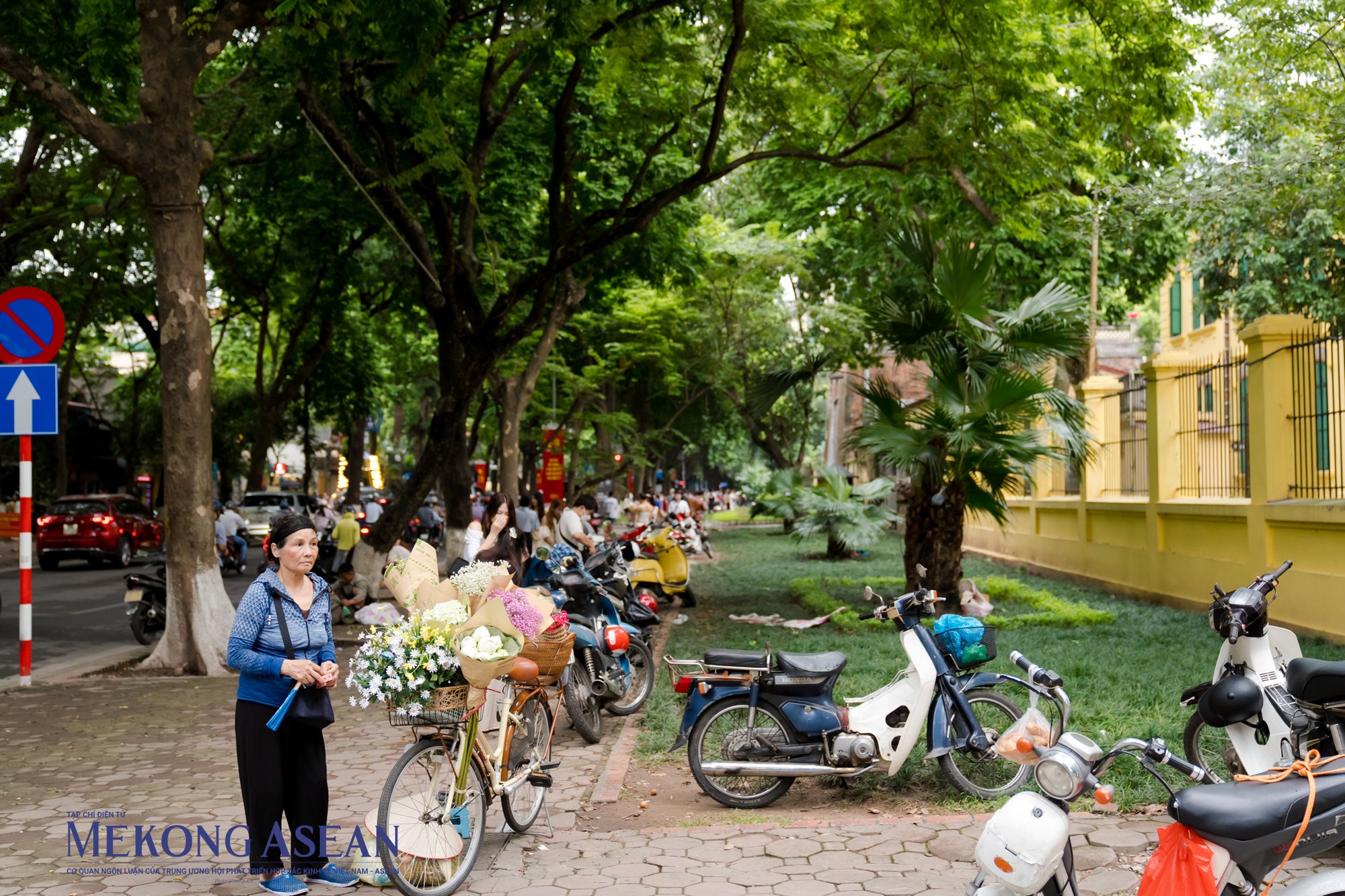 Sự nhộn nhịp những ng&agrave;y v&agrave;o thu khiến đường Phan Đ&igrave;nh Ph&ugrave;ng những ng&agrave;y n&agrave;y như một tổ hợp 55win.com - Trang Cược Uy Tín Cao Nhất 2025 nhỏ với nhiều người 55win.com - Trang Cược Uy Tín Cao Nhất 2025 từ b&aacute;n x&ocirc;i cốm, sấu ch&iacute;n, hoa tươi, mở dịch vụ chụp ảnh cho đến tr&ocirc;ng xe phục vụ du kh&aacute;ch.