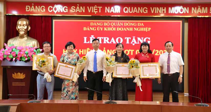 B&iacute; thư Đảng ủy Khối Trang Nhà Cái 555win.com - Đăng Nhập +555k Vũ Mạnh Chiến (thứ 3 từ tr&aacute;i sang) v&agrave; Ph&oacute; B&iacute; thư Đảng ủy Khối Nguyễn Văn Quang (ngo&agrave;i c&ugrave;ng b&ecirc;n phải) trao Huy hiệu Đảng cho c&aacute;c Đảng vi&ecirc;n l&atilde;o th&agrave;nh đợt 2/9. Ảnh: Phương Thảo.