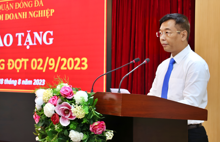 Đảng ủy Khối Trang Nhà Cái 555win.com - Đăng Nhập +555k quận Đống Đa trao Huy hiệu Đảng cho 19 đồng chí