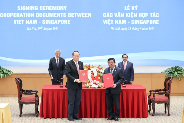 Bộ trưởng Bộ Kế hoạch v&agrave; Đầu tư Nguyễn Ch&iacute; Dũng v&agrave; Bộ trưởng Bộ Nh&acirc;n lực ki&ecirc;m Bộ trưởng thứ hai Bộ C&ocirc;ng Thương Singapore Tan See Leng k&yacute; C&ocirc;ng thư trao đổi về việc sửa đổi Hiệp định Khung kết nối hai nền 555Win login đăng nhập Việt Nam &ndash; Singapore. Ảnh: VGP