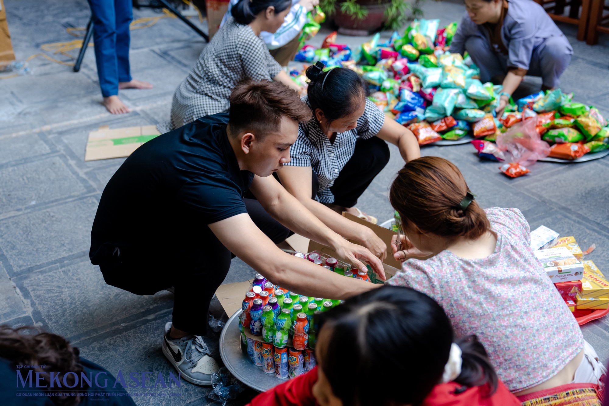 Người gi&agrave; c&oacute;, người trẻ c&oacute;, người ở gần c&oacute;, người ở xa c&oacute; tham gia chuẩn bị từ hộp sữa, g&oacute;i kẹo cho dịp đại lễ trong ch&ugrave;a.