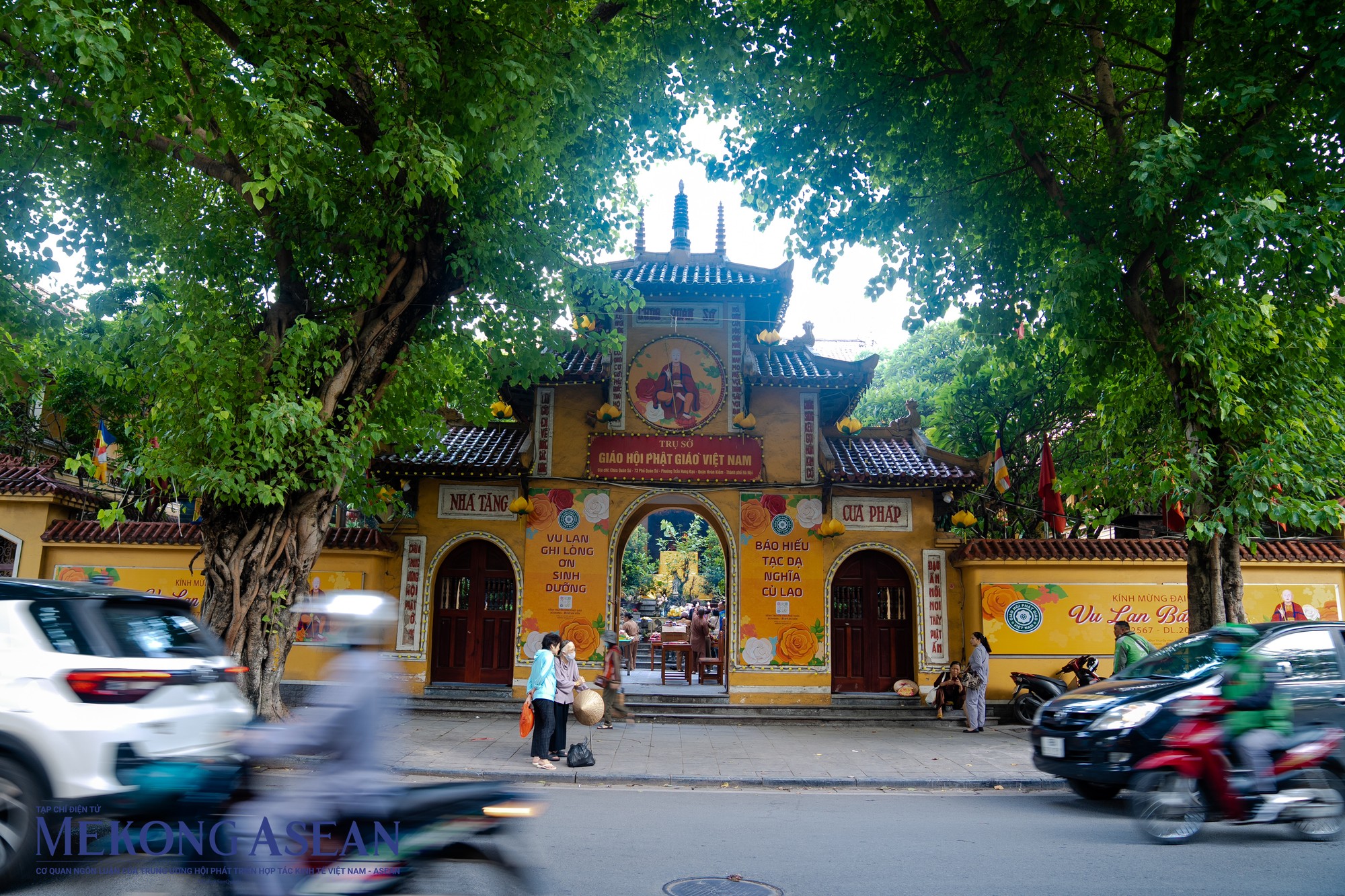 T&iacute;nh theo Dương lịch th&igrave; lễ Vu Lan 2023 sẽ diễn ra v&agrave;o thứ S&aacute;u, ng&agrave;y 30/8/2023 (15/7 &Acirc;m lịch). C&agrave;ng gần đại lễ, h&igrave;nh ảnh những ng&ocirc;i ch&ugrave;a trang tr&iacute; với băng r&ocirc;n, khẩu hiệu ch&agrave;o mừng ng&agrave;y lễ b&aacute;o hiếu ngập tr&agrave;n khắp c&aacute;c ch&ugrave;a lớn nhỏ xung quanh Thủ đ&ocirc;, trong đ&oacute; c&oacute; ch&ugrave;a Qu&aacute;n Sứ.
