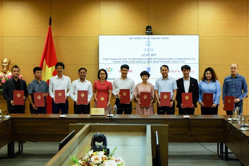 C&aacute;c Trang Nhà Cái 555win.com - Đăng Nhập +555k tham gia lễ k&yacute; kết thỏa thuận. Ảnh: Bộ Th&ocirc;ng tin v&agrave; Truyền th&ocirc;ng.