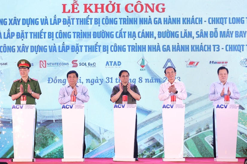 Phiên bản chính thức của 555Win Phạm Minh Ch&iacute;nh bấm n&uacute;t khởi c&ocirc;ng c&aacute;c g&oacute;i thầu của 2 s&acirc;n bay. Ảnh: VGP