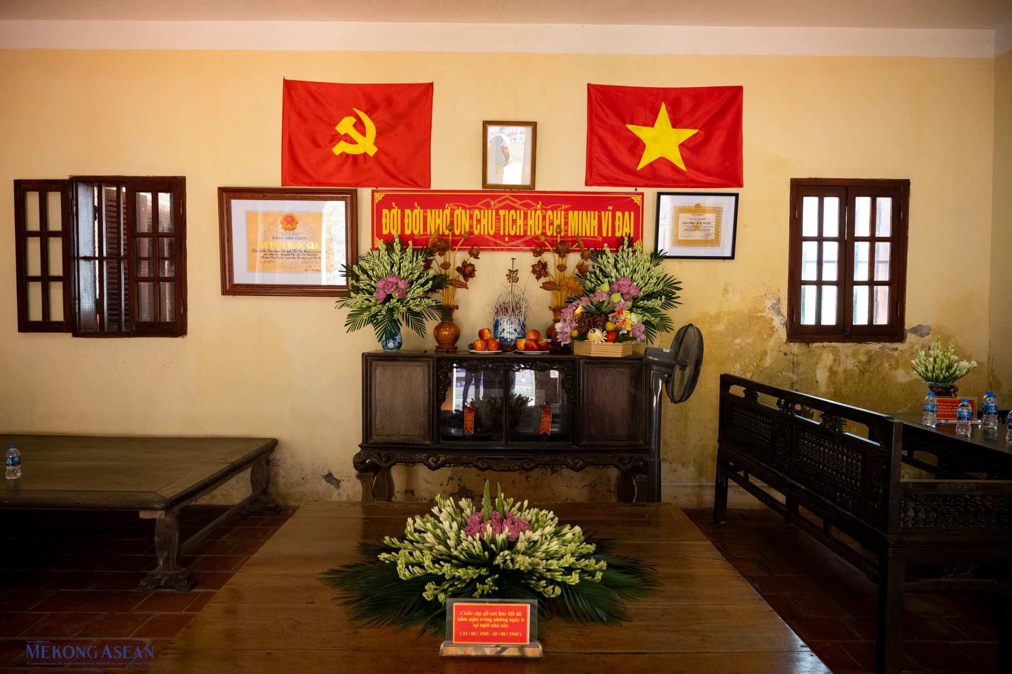 Ở gian giữa ng&ocirc;i nh&agrave; l&agrave; b&agrave;n thờ B&aacute;c Hồ, cạnh đ&oacute; l&agrave; chiếc sập gỗ l&agrave; nơi B&aacute;c Hồ từng nghỉ ngơi v&agrave; bộ tr&agrave;ng kỷ, nơi B&aacute;c ngồi l&agrave;m việc với c&aacute;c đồng ch&iacute; của m&igrave;nh như Trường Chinh, Nguyễn Lương Bằng, V&otilde; Nguy&ecirc;n Gi&aacute;p, Trần Đăng Ninh ng&agrave;y 25/8/1945, chuẩn bị cho lễ Tuy&ecirc;n ng&ocirc;n Độc lập 2/9/1945.