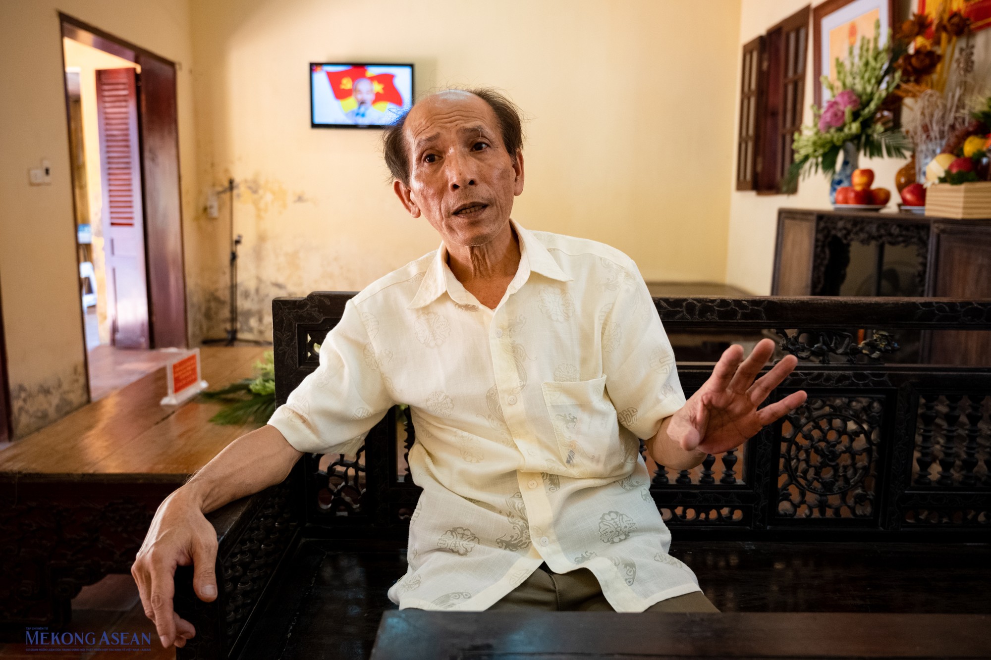 Giờ đ&acirc;y, thế hệ những người trực tiếp c&oacute; mặt đ&oacute;n B&aacute;c Hồ năm 1945 như cụ Nguyễn Thị An, &ocirc;ng C&ocirc;ng Ngọc Kha (con trai cụ An) đều đ&atilde; kh&ocirc;ng c&ograve;n. Hiện &ocirc;ng C&ocirc;ng Ngọc Dũng (con trai &ocirc;ng C&ocirc;ng Ngọc Kha, ch&aacute;u nội cụ Nguyễn Thị An) l&agrave; người đang giữ trọng tr&aacute;ch tr&ocirc;ng nom di t&iacute;ch. &Ocirc;ng C&ocirc;ng Ngọc Dũng cho biết: &amp;amp;amp;quot;Gia đ&igrave;nh ng&agrave;y xưa chỉ bảo quản đồ đạc như b&igrave;nh thường, kh&ocirc;ng nghĩ n&oacute; lại c&oacute; gi&aacute; trị như hiện tại. Gia đ&igrave;nh bắt đầu bảo quản đồ đạc từ khi B&aacute;c Hồ mất năm 1969. Bố t&ocirc;i (&ocirc;ng C&ocirc;ng Ngọc Dũng) đ&atilde; k&ecirc; chiếc sập B&aacute;c Hồ cạnh b&agrave;n thờ B&aacute;c v&agrave; t&ocirc;i thừa hưởng niềm tự h&agrave;o v&agrave; giữ g&igrave;n hiện vật n&agrave;y&amp;amp;amp;quot;.