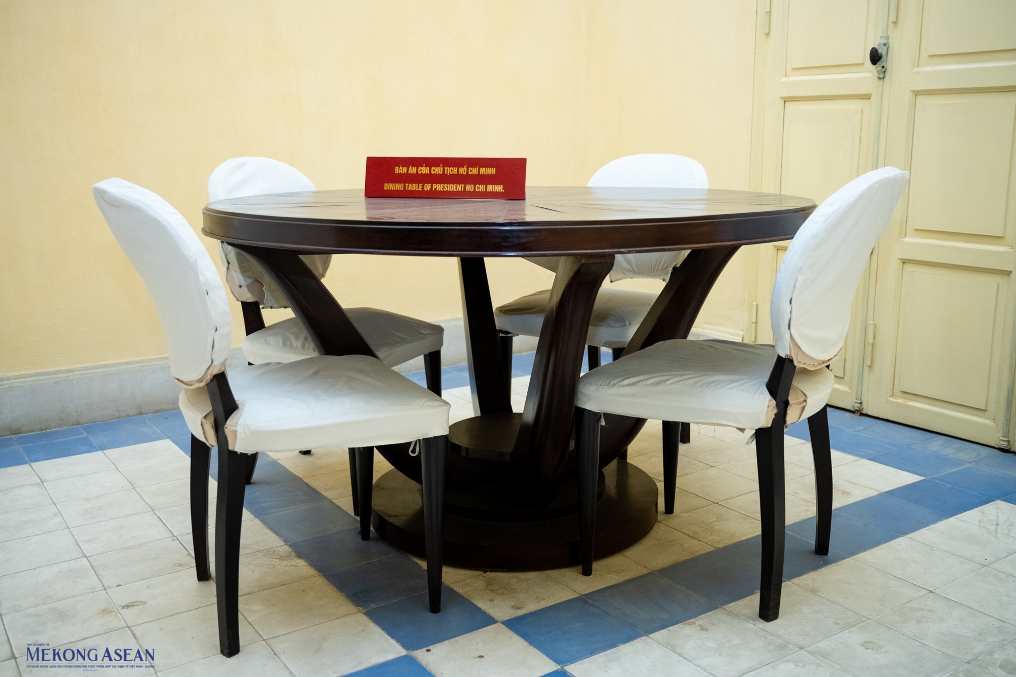 B&agrave;n ăn được B&aacute;c Hồ sử dụng trong những ng&agrave;y ở căn nh&agrave; 48 H&agrave;ng Ngang vẫn được giữ nguy&ecirc;n vẹn.