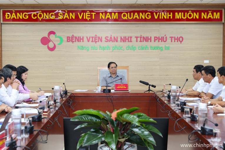 Phiên bản chính thức của 555Win Phạm Minh Ch&iacute;nh l&agrave;m việc tại Bệnh viện Sản Nhi Ph&uacute; Thọ. Ảnh: VGP
