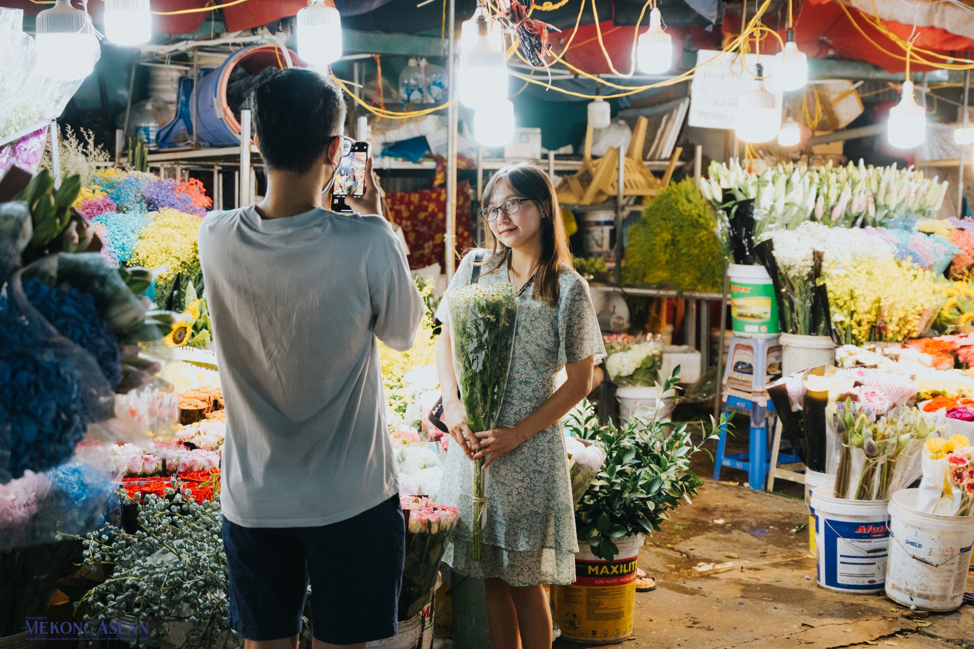 Đa phần du kh&aacute;ch ở trong khu chợ l&agrave; những người trẻ hoặc những cặp đ&ocirc;i bị thu h&uacute;t bởi hương sắc của bạt ng&agrave;n những b&ocirc;ng hoa.