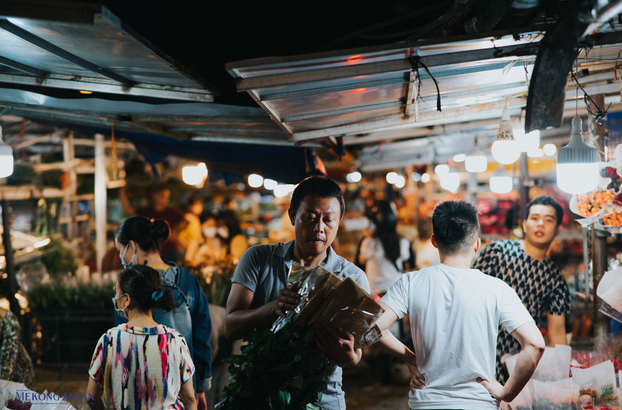 Ph&iacute;a trong chợ c&oacute; những gian h&agrave;ng vẫn d&ugrave;ng m&aacute;i t&ocirc;n tạo n&ecirc;n những g&oacute;c ảnh ho&agrave;i cổ, khiến chợ hoa Quảng An đang nổi tiếng với những người đam m&ecirc; chụp ảnh.