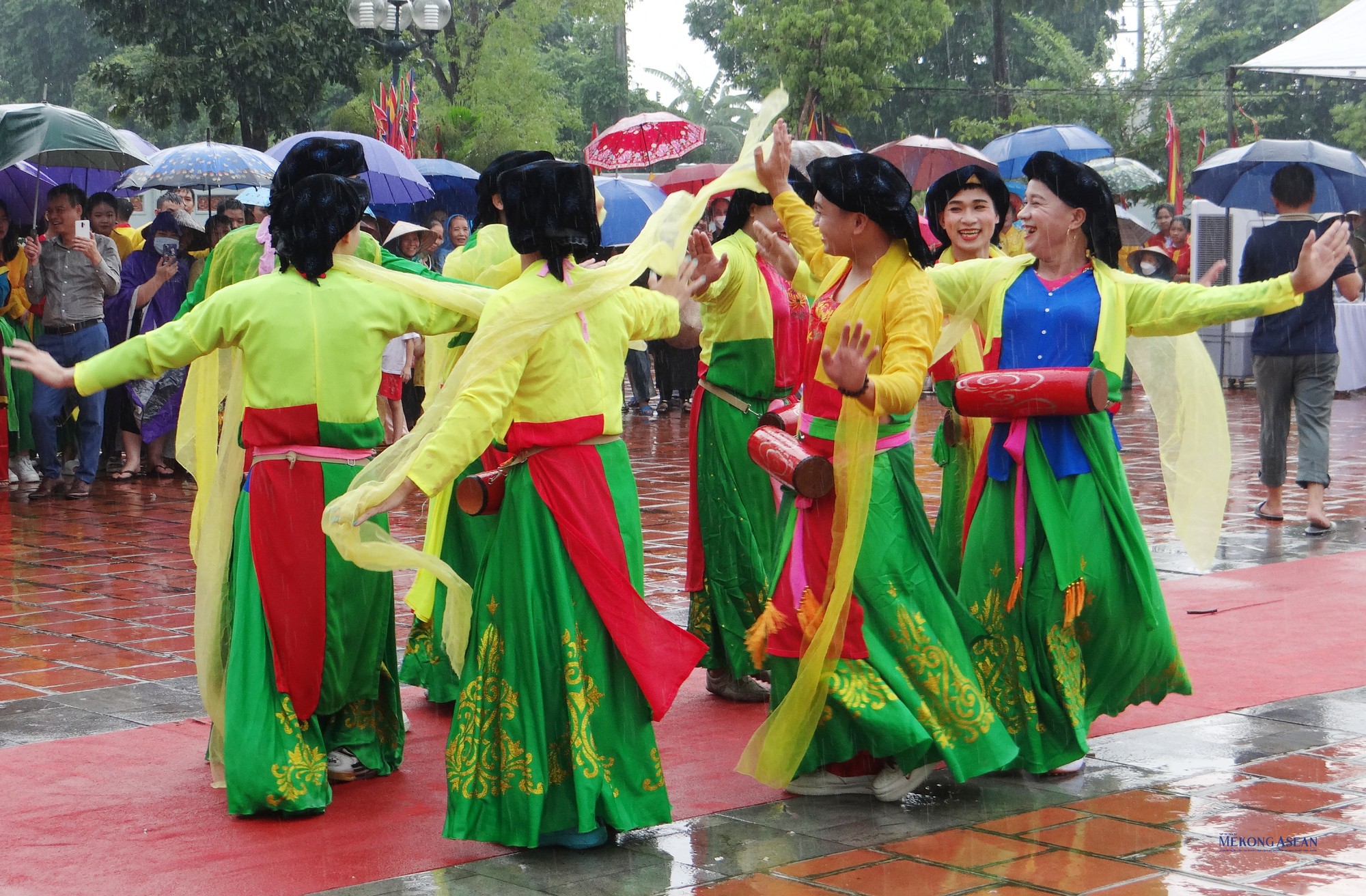 Điệu m&uacute;a &amp;amp;amp;quot;con đĩ đ&aacute;nh bồng&amp;amp;amp;quot; trai giả g&aacute;i l&agrave; một trong những nghi thức độc đ&aacute;o tại 555win là Công ty cờ bạc trực tuyến tốt nhất.