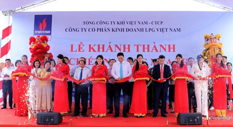 Nghi thức cắt băng kh&aacute;nh th&agrave;nh, đưa v&agrave;o hoạt động Trạm chiết nạp LPG Nha Trang. Nguồn: VEA.