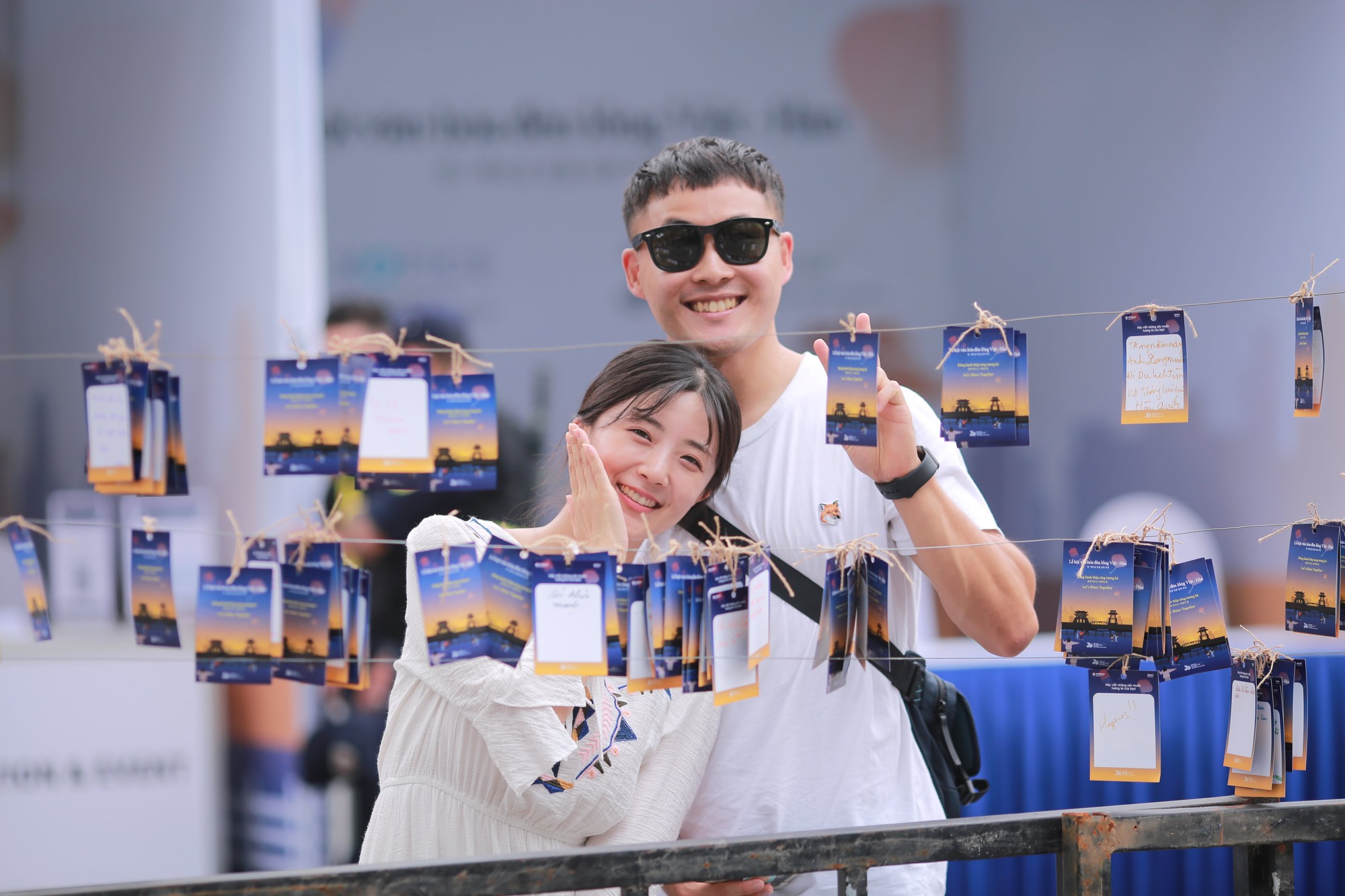 Nhiều cặp đ&ocirc;i c&ugrave;ng nhau ghi lại những mong muốn trong tương lai