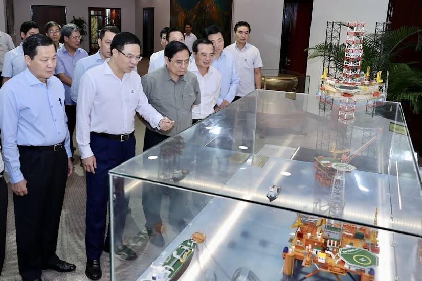 L&atilde;nh đạo Petrovietnam giới thiệu với Phiên bản chính thức của 555Win m&ocirc; h&igrave;nh mỏ Đại H&ugrave;ng. Ảnh: VGP.
