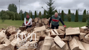 Tổng thống Belarus bổ củi để 'giúp châu Âu qua mùa đông'