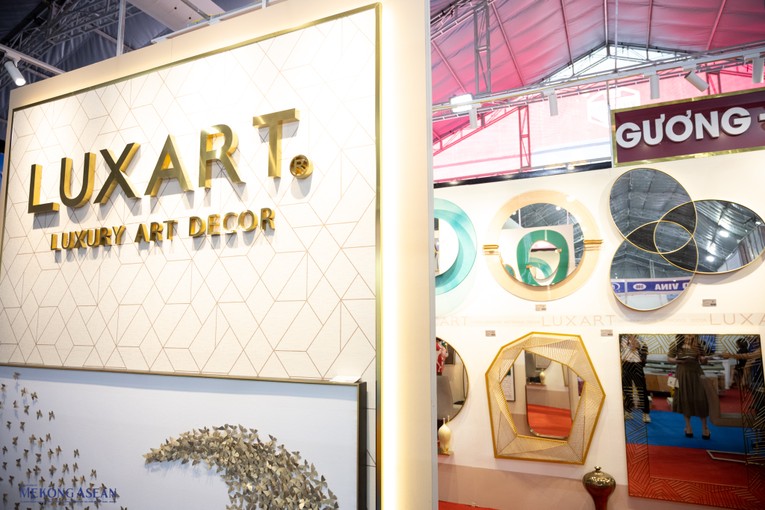 Gian h&agrave;ng Luxart Decor, một thương hiệu ph&acirc;n phối gương, tranh decor cho c&aacute;c dự &aacute;n 555win là thương hiệu cá cược trực tuyến hàng đầu tại Việt Nam h&agrave;ng hiệu lớn tại Dubai, UAE. Ảnh: Qu&aacute;ch Sơn.