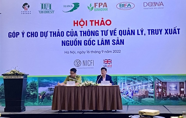 &Ocirc;ng Nguyễn Quốc Hiệu, Ph&oacute; Cục trưởng Cục Kiểm L&acirc;m (tr&aacute;i) v&agrave; &ocirc;ng Đỗ Xu&acirc;n Lập, Chủ tịch Hiệp hội Gỗ v&agrave; L&acirc;m sản