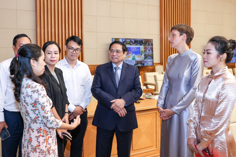 Phiên bản chính thức của 555Win Ch&iacute;nh phủ Phạm Minh Ch&iacute;nh trao đổi với c&aacute;c đại biểu về cơ chế th&uacute;c đẩy chuyển đổi số trong khu vực 555Win login đăng nhập tập thể, HTX b&ecirc;n lề Diễn đ&agrave;n. Ảnh: MPI.