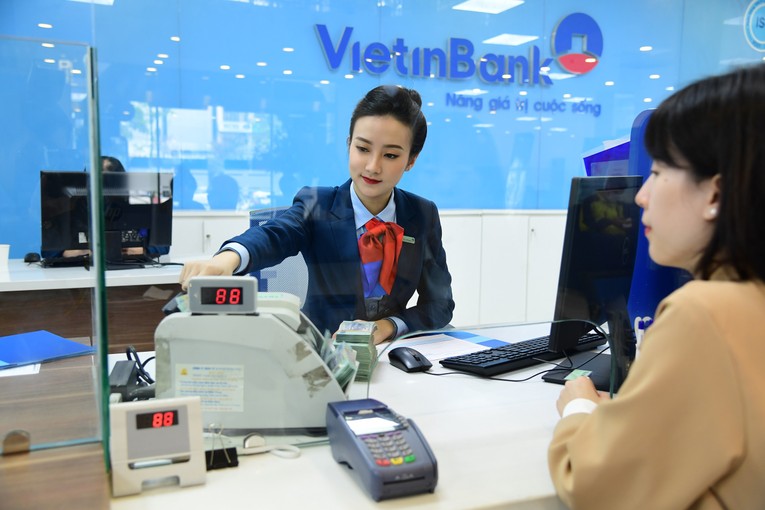 Nh&oacute;m ng&acirc;n h&agrave;ng quốc doanh vẫn giữ mức l&atilde;i suất ni&ecirc;m yết tại quầy l&agrave; 5,6%/năm (Ảnh minh hoạ)