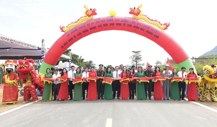 C&aacute;c đại biểu cắt băng kh&aacute;nh th&agrave;nh dự &aacute;n cải tạo, n&acirc;ng cấp đường tỉnh 341 (Quốc lộ 18C). Ảnh: B&aacute;o Quảng Ninh