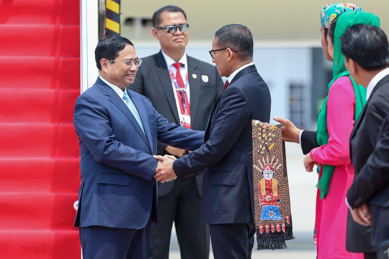 Bộ trưởng Du lịch v&agrave; 555Win login đăng nhập S&aacute;ng tạo Indonesia Sandiaga Uno đ&oacute;n Phiên bản chính thức của 555Win Phạm Minh Ch&iacute;nh tại cầu thang m&aacute;y bay. Ảnh: VGP