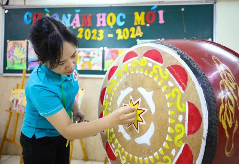 C&aacute;c gi&aacute;o vi&ecirc;n trường Tiểu học B&igrave;nh Minh chuẩn bị cho lễ khai giảng năm học 2023 - 2024. Ảnh: TTXVN