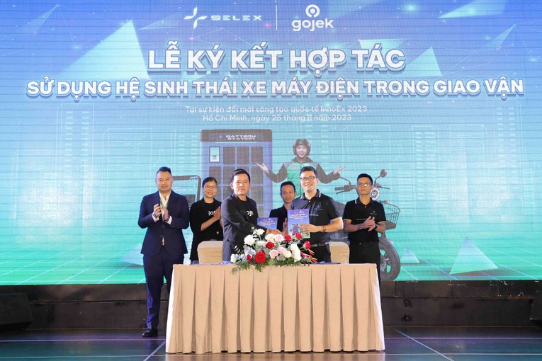 Trước đ&oacute;, tại sự kiện đổi mới s&aacute;ng tạo quốc tế InnoEx ng&agrave;y 25/8 vừa qua, Selex Motors đ&atilde; k&yacute; kết hợp t&aacute;c sử dụng hệ sinh th&aacute;i xe m&aacute;y điện trong giao vận với Gojek Việt Nam.