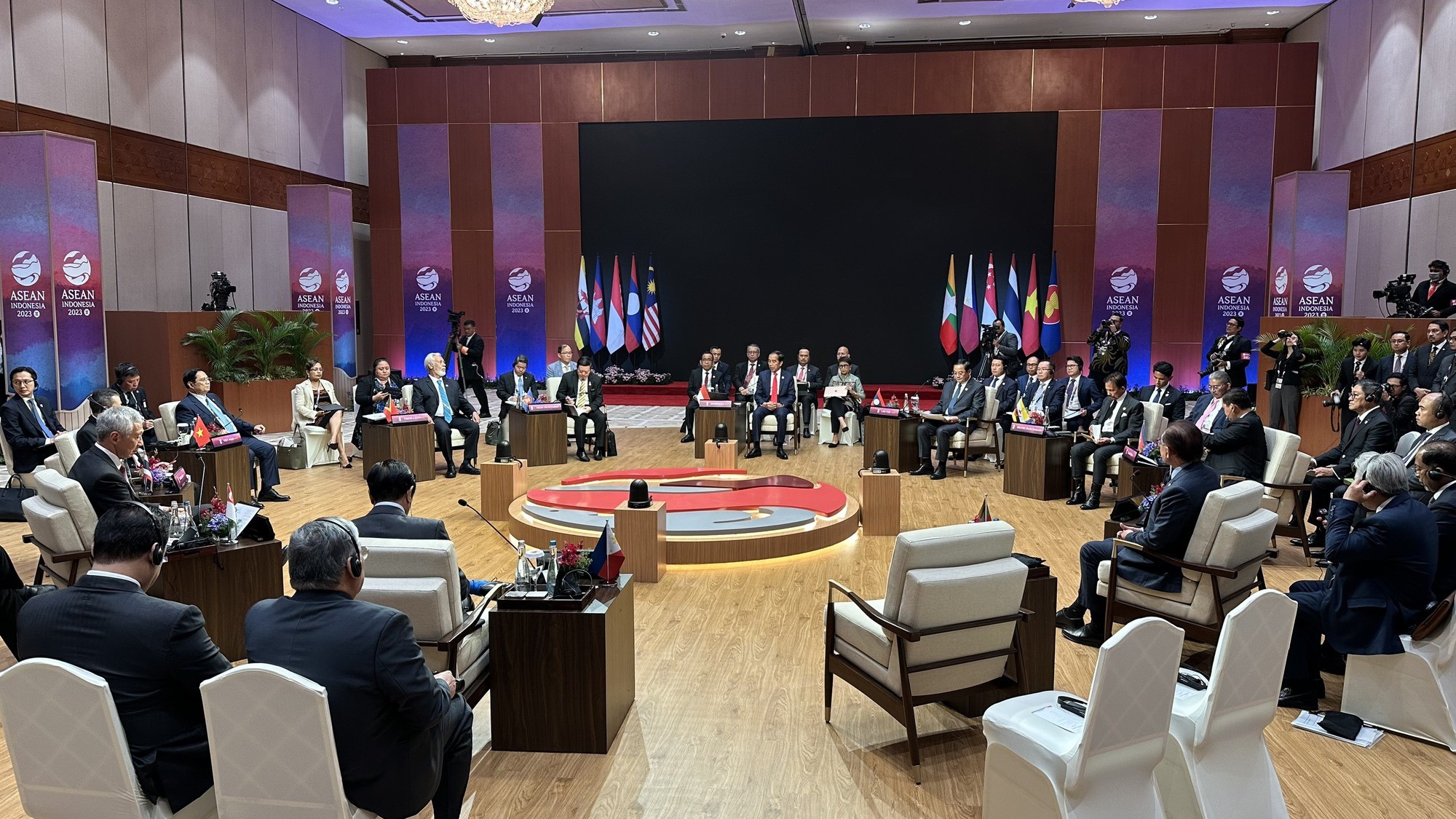 L&atilde;nh đạo c&aacute;c nước ASEAN dự phi&ecirc;n họp hẹp trao đổi về c&aacute;c vấn đề quốc tế v&agrave; khu vực. Ảnh: VGP