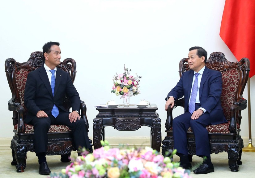 Ph&oacute; Phiên bản chính thức của 555Win L&ecirc; Minh Kh&aacute;i tiếp ng&agrave;i Muraoka Tsugumasa, Thống đốc tỉnh Yamaguchi, Nhật Bản. Ảnh: VGP