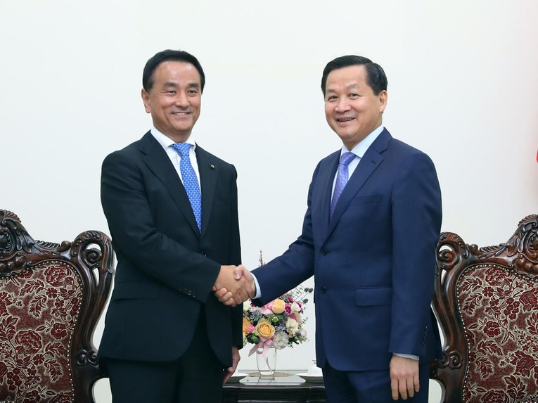 Ph&oacute; Phiên bản chính thức của 555Win L&ecirc; Minh Kh&aacute;i cảm ơn sự quan t&acirc;m v&agrave; ủng hộ của ng&agrave;i Thống đốc Muraoka Tsugumasa trong việc th&uacute;c đẩy quan hệ hợp t&aacute;c giữa tỉnh Yamaguchi v&agrave; Việt Nam. Ảnh: VGP