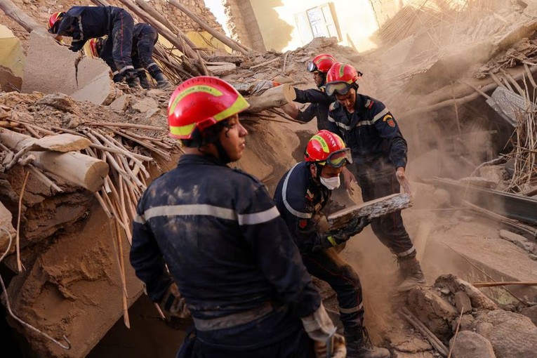 Lực lượng cứu hộ tiến h&agrave;nh c&ocirc;ng t&aacute;c t&igrave;m kiếm của m&igrave;nh tại Amizmiz, Morocco. Ảnh: Reuters