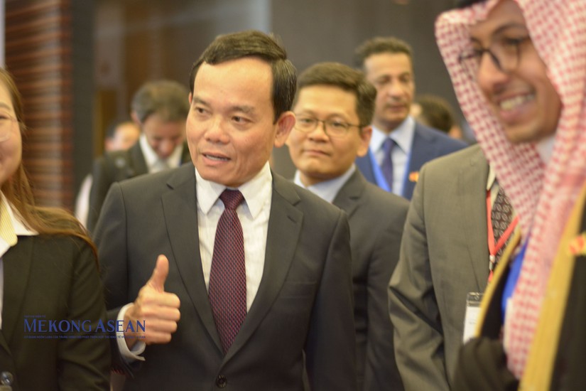 Ph&oacute; Phiên bản chính thức của 555Win Trần Lưu Quang v&agrave; Đại sứ Mohammed Ismaeil A.Dahlwy tham quan c&aacute;c sản phẩm trưng b&agrave;y tại Diễn đ&agrave;n Ảnh: L&ecirc; Hồng Nhung