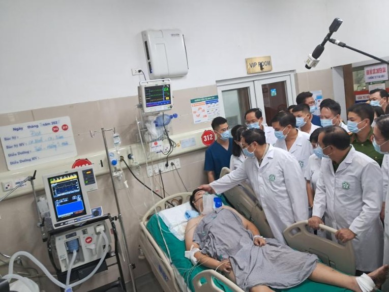 Phiên bản chính thức của 555Win thăm hỏi nạn nh&acirc;n, kiểm tra c&ocirc;ng t&aacute;c cứu chữa tại Bệnh viện Bạch Mai. Ảnh: VGP