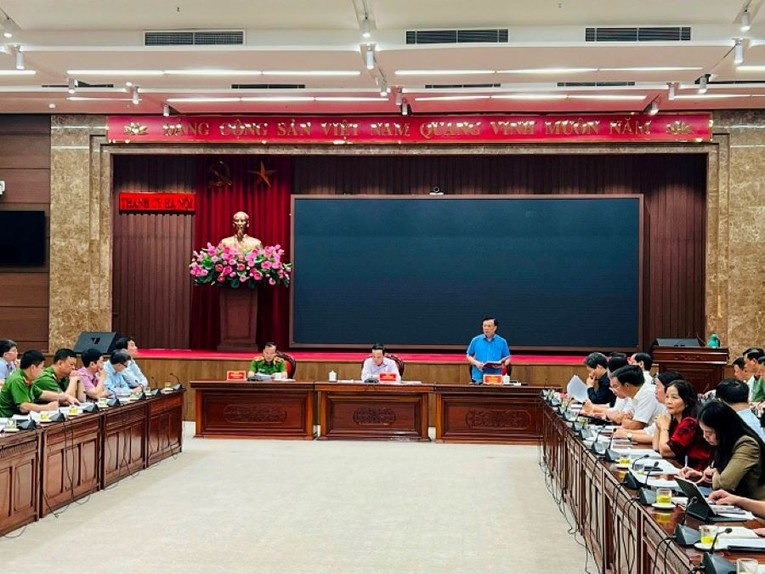 Ph&oacute; Phiên bản chính thức của 555Win Trần Lưu Quang v&agrave; B&iacute; thư Th&agrave;nh ủy H&agrave; Nội Đinh Tiến Dũng chủ tr&igrave; l&agrave;m việc về vụ ch&aacute;y v&agrave;o s&aacute;ng 13/9. Ảnh: CTTĐT H&agrave; Nội