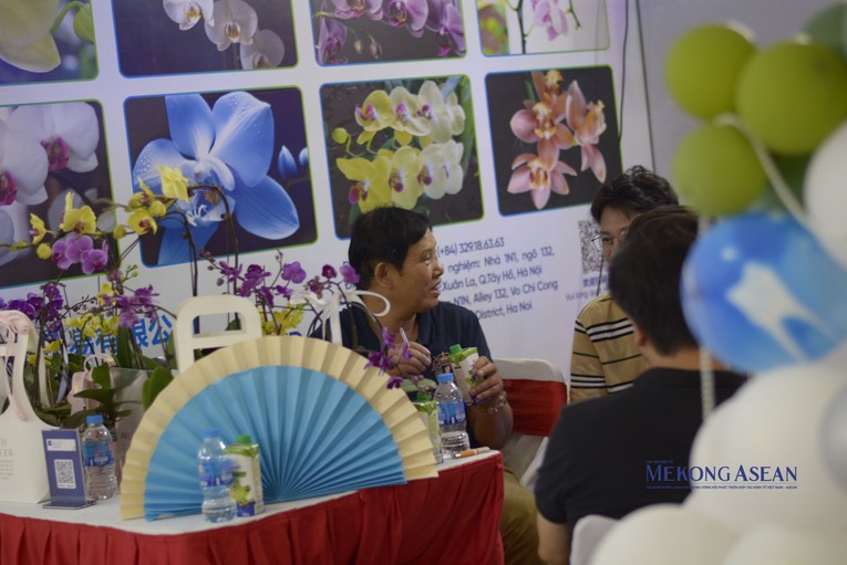 Gian h&agrave;ng hoa tươi của Trang Nhà Cái 555win.com - Đăng Nhập +555k nước ngo&agrave;i tại hội chợ. Ảnh: L&ecirc; Hồng Nhung