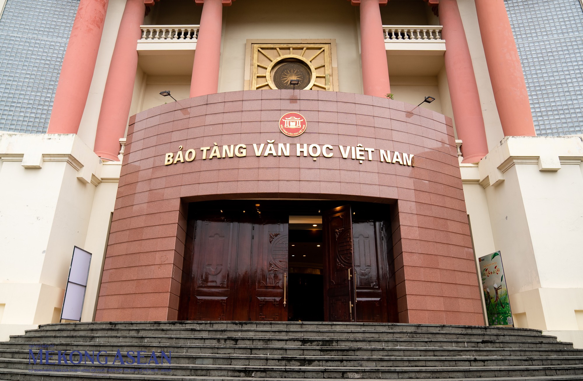 Khuôn viên đồ sộ rộng hơn 3.000 m2 trong đó có hơn 2.000m2 trưng bày trong nhà với gần 4.000 hiện vật lớn nhỏ cùng các tư liệu quý giá về các nhà văn nổi tiếng của lịch sử văn học Việt Nam: Đại thi hào Nguyễn Du, Nhà văn hóa lỗi lạc, anh hùng giải phóng dân tộc Nguyễn Trãi, nhà thơ Nguyễn Đình Chiểu, nhà văn Nam Cao, nhà thơ Nguyễn Đình Thi, nhà thơ Xuân Diệu, nhà thơ Tố Hữu…. Khuôn viên đồ sộ rộng hơn 3.000 m2 trong đó có hơn 2.000m2 trưng bày trong nhà với gần 4.000 hiện vật lớn nhỏ cùng các tư liệu quý giá về các nhà văn nổi tiếng của lịch sử văn học Việt Nam: Đại thi hào Nguyễn Du, Nhà văn hóa lỗi lạc, anh hùng giải phóng dân tộc Nguyễn Trãi, nhà thơ Nguyễn Đình Chiểu, nhà văn Nam Cao, nhà thơ Nguyễn Đình Thi, nhà thơ Xuân Diệu, nhà thơ Tố Hữu….