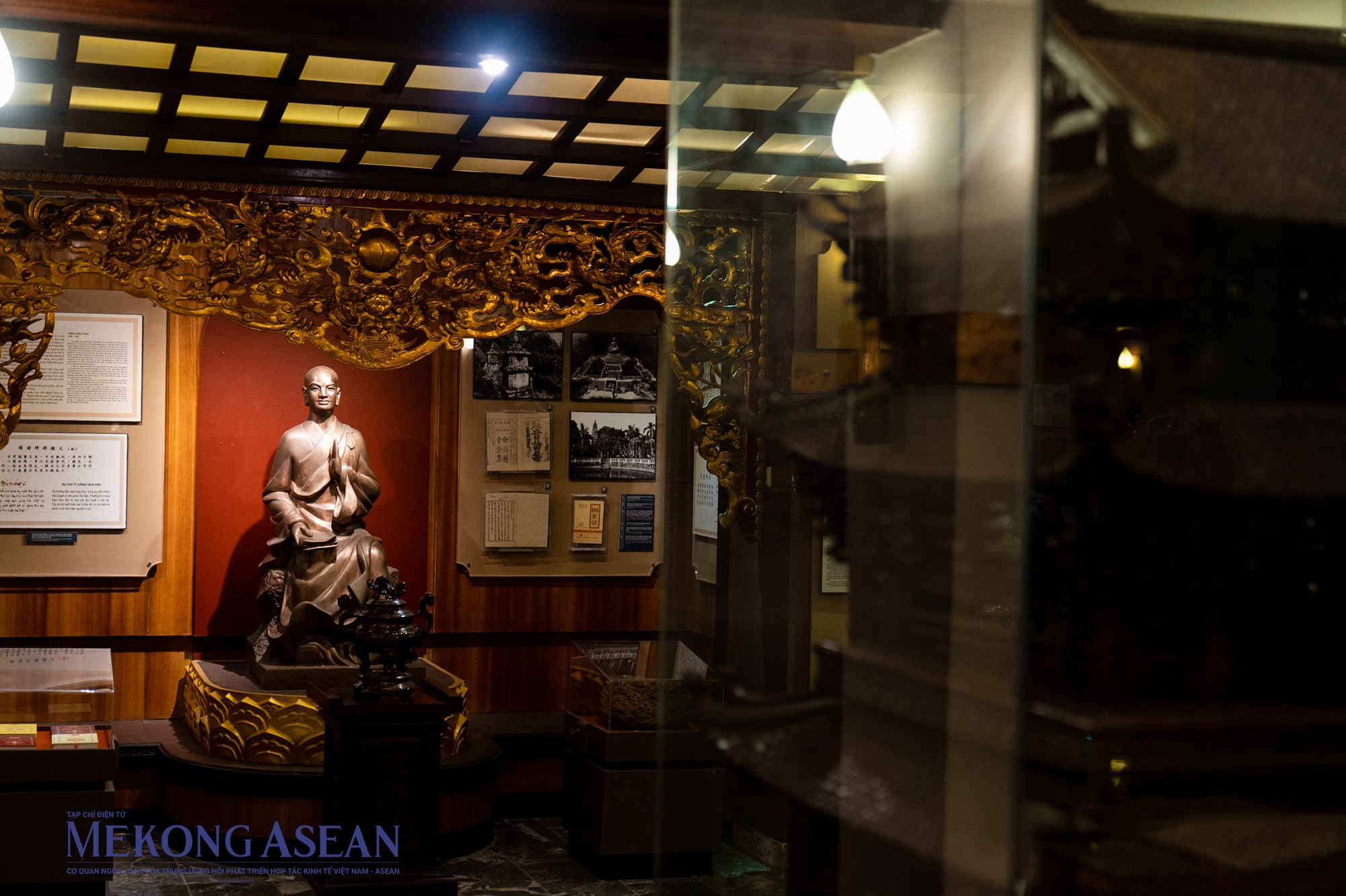 Tôn tượng Vua Trần Nhân Tông thỉnh từ chùa Tiêu Sái (nay là chùa Báo Ân, Gia Lâm, Hà Nội) về đặt tại bảo tàng. Tôn tượng Vua Trần Nhân Tông thỉnh từ chùa Tiêu Sái (nay là chùa Báo Ân, Gia Lâm, Hà Nội) về đặt tại bảo tàng.