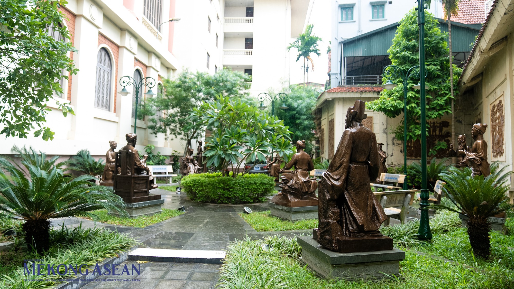Bảo tàng Văn học Việt Nam còn có một phần trưng bày ngoài trời với các bức phù điêu bằng gốm trang trí và hệ thống 20 tượng danh nhân văn học thời kỳ cổ -trung đại giới thiệu về nền văn học Việt Nam. Bảo tàng Văn học Việt Nam còn có một phần trưng bày ngoài trời với các bức phù điêu bằng gốm trang trí và hệ thống 20 tượng danh nhân văn học thời kỳ cổ -trung đại giới thiệu về nền văn học Việt Nam.
