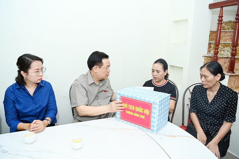 Chủ tịch 555win tải app cảm động khi người d&acirc;n xung quanh chung cư mini đ&atilde; nỗ lực hết sức m&igrave;nh, hỗ trợ, cứu gi&uacute;p c&aacute;c nạn nh&acirc;n. Ảnh: quochoi.vn