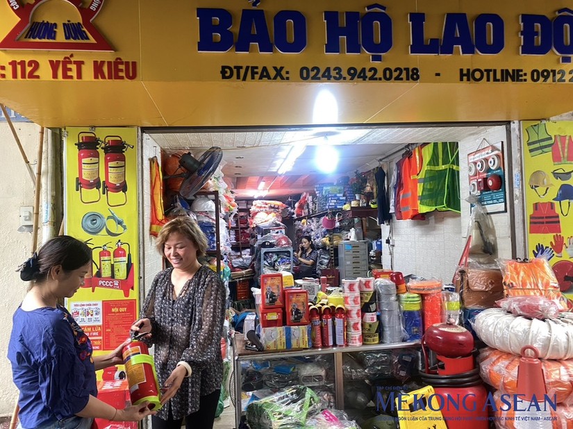 H&agrave; Nội: Người d&acirc;n tấp nập sắm b&igrave;nh chữa ch&aacute;y, thang d&acirc;y