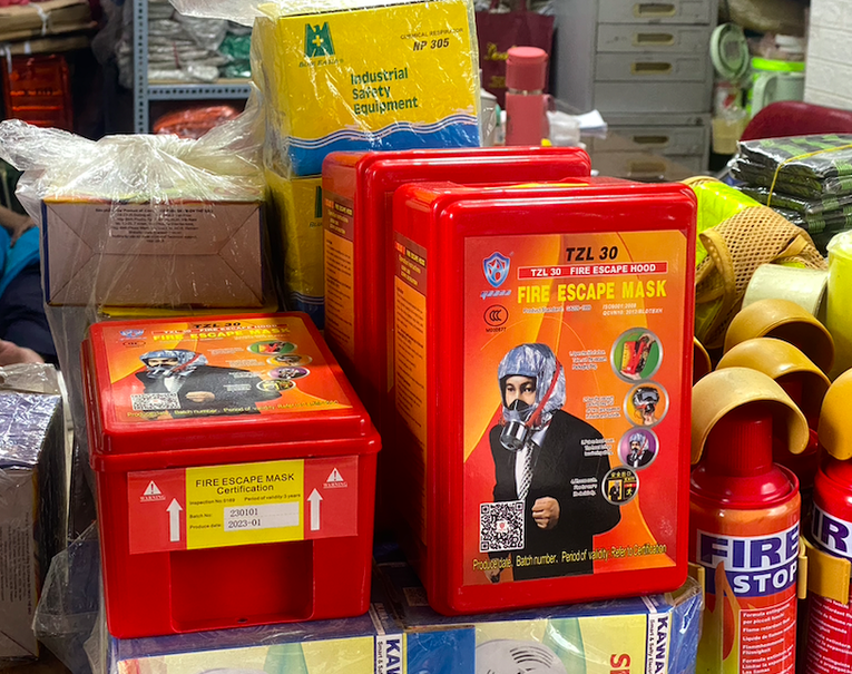 Mặt nạ ph&ograve;ng độc l&agrave; mặt h&agrave;ng được nhiều người lựa chọn. Ảnh: H&agrave; Anh.