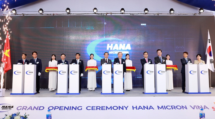 C&aacute;c đại biểu nhấn n&uacute;t kh&aacute;nh th&agrave;nh nh&agrave; m&aacute;y sản xuất Hana Micron Vina 2. Ảnh: Bắc Giang.gov.