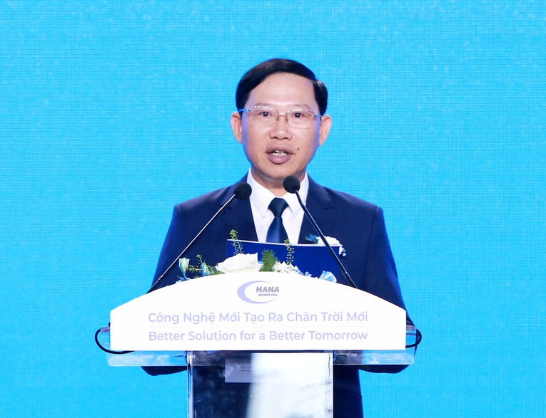 Chủ tịch UBND tỉnh L&ecirc; &Aacute;nh Dương ch&uacute;c mừng C&ocirc;ng ty TNHH Hana Micron Vina kh&aacute;nh th&agrave;nh nh&agrave; m&aacute;y mới. Ảnh: Bắc Giang.gov.