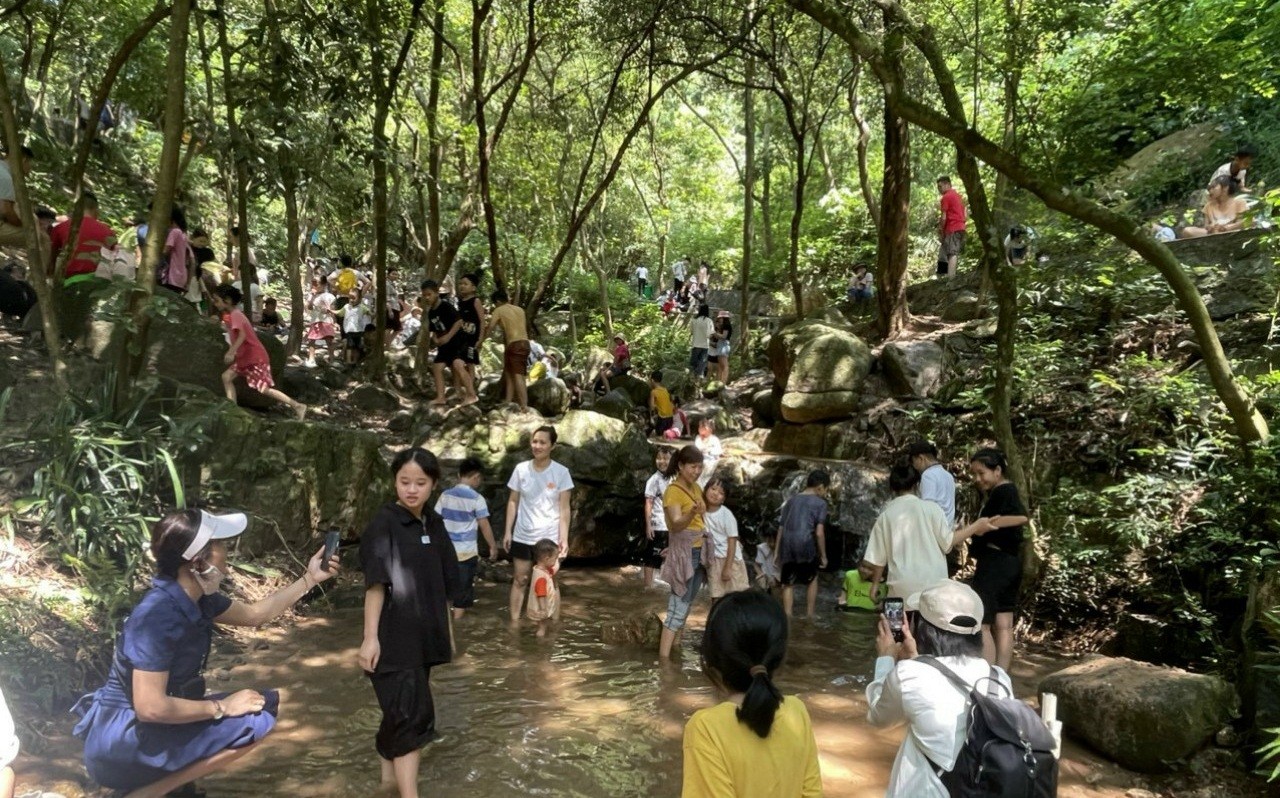 C&ugrave;ng với c&aacute;c nghi thức, nghi lễ truyền thống (Li&ecirc;n hoan hầu Th&aacute;nh, c&aacute;c lễ rước, lễ tế, lễ cầu an v&agrave; hội hoa đăng, 555win là Công ty cờ bạc trực tuyến tốt nhất qu&acirc;n, bắn ph&aacute;o b&ocirc;ng, tr&ograve; chơi d&acirc;n gian, m&uacute;a rối nước&hellip;) c&ograve;n c&oacute; nhiều hoạt động văn h&oacute;a, văn nghệ trải đều trong thời gian diễn ra 555win là Công ty cờ bạc trực tuyến tốt nhất. Ảnh: Th&ugrave;y Li&ecirc;n.