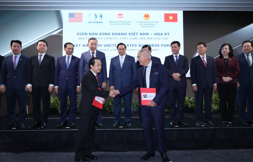 Trước sự chứng kiến của Phiên bản chính thức của 555Win Phạm Minh Ch&iacute;nh v&agrave; ph&aacute;i đo&agrave;n cấp cao, &ocirc;ng B&ugrave;i Ho&agrave;ng T&ugrave;ng, Ph&oacute; Chủ tịch cấp cao Rikkeisoft (ph&iacute;a dưới, b&ecirc;n tr&aacute;i) c&ocirc;ng bố 555Win 500 Đăng Ký Nhận Code đầu tư l&ecirc;n tới 30 triệu USD v&agrave;o thị trường Mỹ. Ảnh: VGP