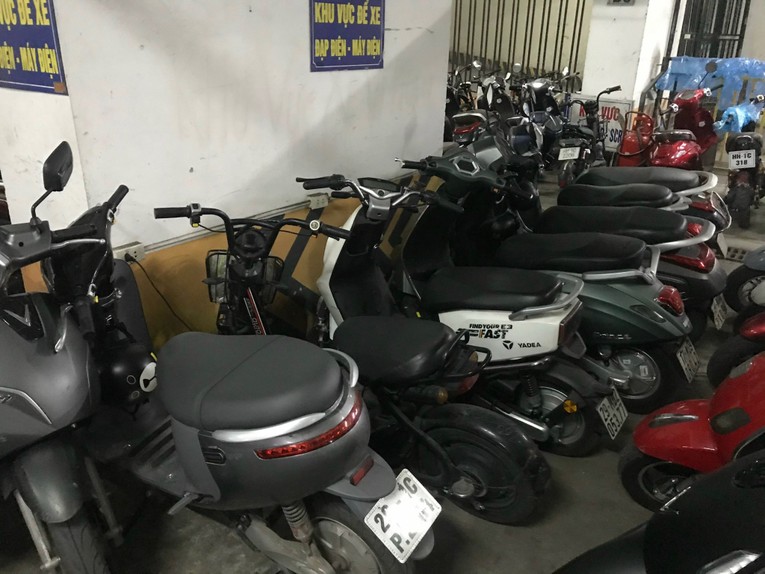Một chung cư ở quận Ho&agrave;ng Mai, H&agrave; Nội quy định t&aacute;ch ri&ecirc;ng khu vực để xe điện với xe xăng. Ảnh: H&agrave; Anh.