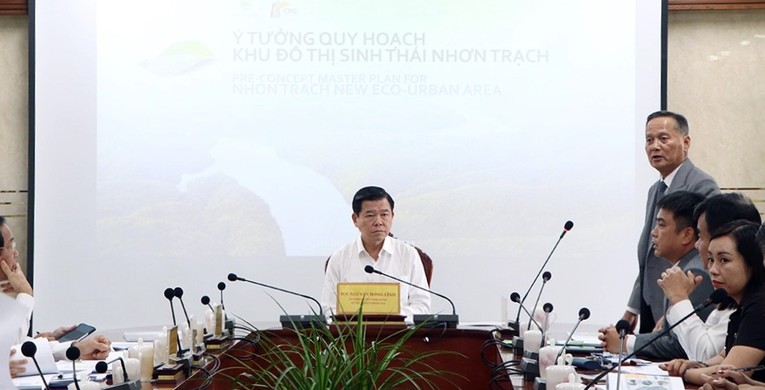 Tập đo&agrave;n Ecopark b&aacute;o c&aacute;o &yacute; tưởng đề xuất Khu đ&ocirc; thị sinh th&aacute;i Nhơn Trạch với l&atilde;nh đạo tỉnh Đồng Nai. Ảnh: B&aacute;o Đồng Nai.