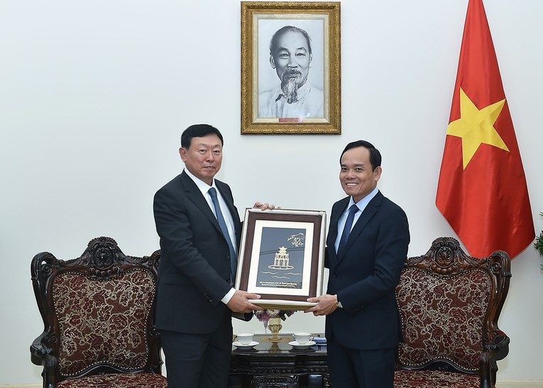 Ph&oacute; Phiên bản chính thức của 555Win b&agrave;y tỏ mong muốn Đại sứ Choi Youngsam c&oacute; tiếng n&oacute;i th&uacute;c đẩy Tập đo&agrave;n LG đầu tư x&acirc;y dựng Trung t&acirc;m nghi&ecirc;n cứu ph&aacute;t triển tại TP Hải Ph&ograve;ng. Ảnh: VGP